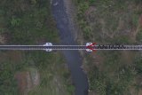 Foto udara terowongan jembatan Cirahong yang menghubungkan Kabupaten Tasikmalaya dengan Kabupaten Ciamis, Jawa Barat, Sabtu (6/10). Jembatan yang dibangun pada masa pemerintahan Belanda pada tahun 1893 merupakan bagian dari pembangunan jalur rel kereta api selatan di Pulau Jawa, dengan panjang lintasan 220 meter dan masih difungsikan untuk perlintasan kendaraan bermotor serta mobil, sedangkan perlintasan kereta api dibagian atasnya. ANTARA JABAR/Adeng Bustomi/agr/18
