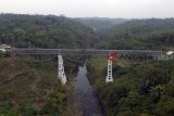 Foto udara terowongan jembatan Cirahong yang menghubungkan Kabupaten Tasikmalaya dengan Kabupaten Ciamis, Jawa Barat, Sabtu (6/10). Jembatan yang dibangun pada masa pemerintahan Belanda pada tahun 1893 merupakan bagian dari pembangunan jalur rel kereta api selatan di Pulau Jawa, dengan panjang lintasan 220 meter dan masih difungsikan untuk perlintasan kendaraan bermotor serta mobil, sedangkan perlintasan kereta api dibagian atasnya. ANTARA JABAR/Adeng Bustomi/agr/18
