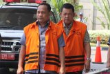 Dua tersangka mantan Ketua DPRD Kabupaten Kepulauan Sula Zainal Mus (kiri) dan Wali Kota Pasuruan nonaktif Setiyono (kanan) tiba untuk menjalani pemeriksaan di gedung KPK, Jakarta, Kamis (25/10/2018). Zainal Mus menjalani pemeriksaan sebagai tersangka kasus dugaan korupsi pembebasan lahan Bandara Bobong, Kabupaten Sula tahun anggaran 2009 dan Setiyono menjalani pemeriksaan sebagai tersangka kasus dugaan suap pengadaan barang dan jasa di lingkungan Pemerintah Kota Pasuruan yang bersumber dari APBD tahun anggaran 2018. ANTARA FOTO/Reno Esnir/hp.