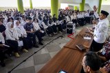 Wakil Gubernur Jawa Barat Uu Ruzhanul Ulum (kanan) memberikan arahan kepada peserta seleksi CPNS sebelum mengikuti rangkaian tes di Gor Arcamanik, Bandung, Jawa Barat, Jumat (26/10/2018). Sebanyak 27.450 peserta yang telah lolos verifikasi mengikuti seleksi untuk 1.085 penerimaan di tiga sektor yaitu tenaga kependidikan, kesehatan dan infrastuktur. ANTARA JABAR/Raisan Al Farisi/agr.