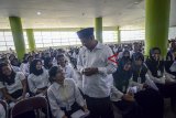 Wakil Gubernur Jawa Barat Uu Ruzhanul Ulum (tengah) berbincang dengan peserta seleksi CPNS sebelum mengikuti rangkaian tes di Gor Arcamanik, Bandung, Jawa Barat, Jumat (26/10/2018). Sebanyak 27.450 peserta yang telah lolos verifikasi mengikuti seleksi untuk 1.085 penerimaan di tiga sektor yaitu tenaga kependidikan, kesehatan dan infrastuktur. ANTARA JABAR/Raisan Al Farisi/agr.