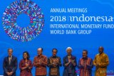 Presiden Joko Widodo (tengah) didampingi Menteri Keuangan Sri Mulyani Indrawati (kedua kiri) dan Gubernur Bank Indonesia Perry Warjiyo (kedua kanan) berfoto bersama Direktur Pelaksana IMF Christine Lagarde (ketiga kanan), Presiden Grup Bank Dunia Jim Yong Kim (ketiga kiri), Gubernur Bank Sentral Inggris Mark Carney yang juga Ketua Dewan Stabilitas Keuangan IMF (kiri) dan Gubernur Bank Sentral Afrika Selatan Lesetja Kganyago yang juga Ketua Komite Moneter dan Keuangan Internasional IMF (kanan) saat menghadiri acara The Bali Fintech Agenda dalam rangkaian Pertemuan Tahunan IMF - WBG 2018 di Mangapura Hall, BICC, Nusa Dua, Bali, Kamis (11/10/2018). The Bali Fintech Agenda akan membahas berbagai peluang dan tantangan yang bisa diperoleh dari teknologi yang berpotensi mengubah lansekap ekonomi dan keuangan. ANTARA FOTO/ICom/AM IMF - WBG/Afriadi Hikmal/kye