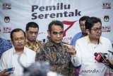  Sekjen Partai Gerindra Ahmad Muzani (tengah), Sekjen Partai Keadilan Sejahtera (PKS) Mustafa Kamal (kanan), dan Sekjen Partai Berkarya Priyo Budi Santoso (kiri) yang tergabung dalam tim pemenangan Prabowo-Sandi memberikan keterangan pers seusai melakukan pertemuan tertutup dengan komisioner KPU, di Kantor KPU Pusat, Jakarta, Rabu (17/10/2018). Pertemuan tersebut membahas tentang kondisi jumlah Daftar Pemilih Tetap (DPT) pada Pilpres 2019. ANTARA FOTO/Aprillio Akbar/foc.