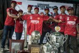 Tim Nasional sepak bola Indonesia untuk Homeless World Cup 2018 berfoto di depan jajaran piala yang pernah diraih saat perkenalan pemain dan kostum di Rumah Cemara, Bandung, Jawa Barat, Kamis (18/10/2018). Dengan Visi Indonesia Tanpa Stigma, Indonesia kembali mengikuti Kejuaraan Dunia Sepak bola jalanan Homeless World Cup 2018 yang akan digelar di Meksiko pada 13-18 November mendatang yang diikuti para pemain dari kalangan anak jalanan, ODHA, mantan pengguna narkoba serta mantan narapidana. ANTARA JABAR/Novrian Arbi/agr