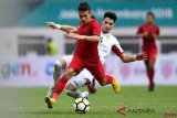  Pesepak bola Timnas Indonesia U19 Egy Maulana Vikri (kiri) menggiring bola dibayangi pesepak bola Timnas Yordania U19 Hadi Omar Ahmed dalam pertandingan persahabatan di Stadion Wibawa Mukti, Cikarang Timur, Jawa Barat, Sabtu (13/10/2018). Timnas Indonesia U19 menang 3-2. ANTARA FOTO/Sigid Kurniawan/kye