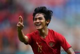     Pesepak bola Timnas Indonesia U19 Firza Andika melakukan selebrasi usai mencetak gol ke gawang Timnas Yordania U19 dalam pertandingan persahabatan di Stadion Wibawa Mukti, Cikarang Timur, Jawa Barat, Sabtu (13/10/2018). Timnas Indonesia U19 menang 3-2. ANTARA FOTO/Sigid Kurniawan/kye