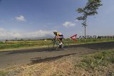 Pebalap memacu sepedanya saat mengikuti kategori Individual Time Trial pada International Tour de Linggarjati 2018 di Garawangi, Kuningan, Jawa Barat, Jumat (26/10/2018). Ajang balap sepeda yang diikuti berbagai negara tersebut mempertandingkan beberapa kategori diantaranya Individual Time Trial (ITT), Individual Road Race (IRR) dan Criterium. ANTARA JABAR/Dedhez Anggara/agr.