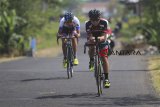 Pebalap memacu sepedanya saat mengikuti kategori Individual Time Trial pada International Tour de Linggarjati 2018 di Garawangi, Kuningan, Jawa Barat, Jumat (26/10/2018). Ajang balap sepeda yang diikuti berbagai negara tersebut mempertandingkan beberapa kategori diantaranya Individual Time Trial (ITT), Individual Road Race (IRR) dan Criterium. ANTARA JABAR/Dedhez Anggara/agr.