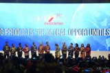     Presiden Joko Widodo (ketujuh kanan) dan Menteri Perdagangan Enggartiasto Lukita (keenam kiri) berfoto dengan penerima Penghargaan Primaniyarta dan Primaduta saat pembukaan Trade Expo Indonesia ke-33 di Tangerang, Banten, Rabu (24/10/2018). Trade Expo Indonesia ke-33 menargetkan transaksi senilai Rp20 triliun dengan menampilkan sebanyak 300 produk dan jasa diantaranya kuliner nusantara, kerajinan, furniture, produk industri kreatif, industri strategis, makanan dan minuman. ANTARA FOTO/Puspa Perwitasari/wsj.