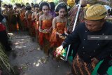 Pemangku adat menabur bunga saat ziarah punden Prabu Anom di Desa Doko, Kediri, Jawa Timur, Selasa (2/10). Tradisi ziarah di punden Prabu Anom yang dipercaya masyarakat sebagai putra raja Kediri Sri Aji Jayabaya tersebut dilakukan setiap bulan Suro penanggalan Jawa. Antara Jatim/Prasetia Fauzani/mas/18.