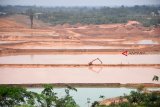 Sebuah eskavator berada di kolam pengendap untuk mengembalikan kualitas air agar sesuai dengan baku mutu lingkungan di lokasi Unit Bisnis Pertambangan (UBP) Bauksit PT Antam TBK di Kecamatan Tayan, Kabupaten Sanggau, Kalbar, Selasa (16/10/2018). UBP Bauksit di Tayan yang didirikan pada 2013 dan menjadi perusahaan pertambangan pertama di Kalbar tersebut, merupakan satu dari lima unit operasi PT Antam TBK. ANTARA FOTO/Jessica Helena Wuysang