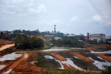 Suasana lokasi Unit Bisnis Pertambangan (UBP) Bauksit PT Antam TBK di Kecamatan Tayan, Kabupaten Sanggau, Kalbar, Selasa (16/10/2018). UBP Bauksit di Tayan yang didirikan pada 2013 dan menjadi perusahaan pertambangan pertama di Kalbar tersebut, merupakan satu dari lima unit operasi PT Antam TBK. ANTARA FOTO/Jessica Helena Wuysang/18
