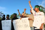 Sejumlah pengunjukrasa dari Kesatuan Aksi Mahasiswa Muslim Indonesia (KAMMI) Kalbar menggelar aksi damai di Bundaran Digulis, Pontianak, Kamis (23/10/2018). Mereka menuntut Presiden Joko Widodo untuk konsisten dalam menegakkan supremasi hukum, kedaulatan pangan dan pemberantasan narkoba, serta menolak keberadaan tenaga kerja asing. ANTARA FOTO/Jessica Helena Wuysang