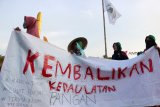 Sejumlah pengunjukrasa dari Kesatuan Aksi Mahasiswa Muslim Indonesia (KAMMI) Kalbar menggelar aksi damai di Bundaran Digulis, Pontianak, Kamis (23/10/2018). Mereka menuntut Presiden Joko Widodo untuk konsisten dalam menegakkan supremasi hukum, kedaulatan pangan dan pemberantasan narkoba, serta menolak keberadaan tenaga kerja asing. ANTARA FOTO/Jessica Helena Wuysang