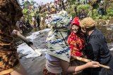 Sejumlah anak mengikuti upacara adat Irung-irung (membersihkan mata air) saat Festival Cihideung, Parongpong, Kabupaten Bandung Barat, Jawa Barat, Sabtu (20/10/2018). Kegiatan tersebut merupakan bentuk rasa syukur atas melimpahnya air untuk kesuburan tanah dan gerakan mengajak masyarakat untuk menjaga keberadaan mata air. ANTARA JABAR/M Agung Rajasa/agr.
