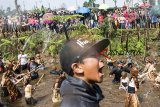 Sejumlah anak mengikuti upacara adat Irung-irung (membersihkan mata air) saat Festival Cihideung, Parongpong, Kabupaten Bandung Barat, Jawa Barat, Sabtu (20/10/2018). Kegiatan tersebut merupakan bentuk rasa syukur atas melimpahnya air untuk kesuburan tanah dan gerakan mengajak masyarakat untuk menjaga keberadaan mata air. ANTARA JABAR/M Agung Rajasa/agr.
