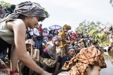 Sejumlah anak mengikuti upacara adat Irung-irung (membersihkan mata air) saat Festival Cihideung, Parongpong, Kabupaten Bandung Barat, Jawa Barat, Sabtu (20/10/2018). Kegiatan tersebut merupakan bentuk rasa syukur atas melimpahnya air untuk kesuburan tanah dan gerakan mengajak masyarakat untuk menjaga keberadaan mata air. ANTARA JABAR/M Agung Rajasa/agr.
