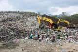 Pemulung mengumpulkan sampah di Tempat Pembuangan Akhir (TPA) Cikundul, Sukabumi, Jawa Barat, Selasa (30/10/2018). Berdasarkan data Dinas Lingkungan Hidup Kota Sukabumi, volume produksi sampah dari masyarakat rata-rata mencapai 165 ton per hari. ANTARA JABAR/Nurul Ramadhan/agr.