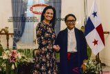     Menteri Luar Negeri Retno Marsudi (kanan) berjabat tangan dengan Wakil Presiden merangkap Menteri Luar Negeri Panama Isabel Saint Malo, sebelum pertemuan bilateral di Kementerian Luar Negeri, Jakarta, Kamis (25/10/2018). Pertemuan tersebut membahas mengenai hubungan diplomatik antara Indonesia dengan Panama. ANTARA FOTO/Aprillio Akbar/hp.