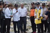 Wakil Presiden Jusuf Kalla (kedua kiri) berbincang dengan Sekjen PBB Antonio Guterres (ketiga kiri), CEO Bank Dunia Kristalina Georgieva dan Kepala BNPB Willem Rampangilei (ketiga kanan) ketika meninjau lokasi terdampak gempa dan pencairan tanah (likuifaksi) di Balaroa, Palu, Sulawesi Tengah, Jumat (12/10/2018). Kunjungan wapres beserta rombongan di sejumlah lokasi seperti Balaroa, RS Anutapura, Jembatan Kuning serta lokasi pengungsian tersebut untuk meninjau secara langsung dampak gempa dan tsunami di Sulteng. ANTARA FOTO/Wahyu Putro A/pras.