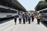Direktur Utama PT Industri Kereta Api (Inka) Budi Noviantoro (ketiga kiri) berjalan bersama wartawan yang melakukan kunjugan di PT Inka Madiun, Jawa Timur, Selasa (2/10). Sejumlah wartawan dari berbagai Media dari Palembang, Sumatera Selatan dan Madiun, Jawa Timur mengikuti ‘Media Visit’ ke PT Inka untuk melihat langsung proses produksi di pabrik kereta api itu. Antara Jatim/Siswowidodo/mas/18.