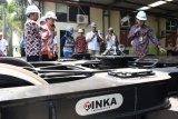 Direktur Utama PT Industri Kereta Api (Inka) Budi Noviantoro (kanan) memberikan penjelasan kepada wartawan tentang bogie kereta api yang diproduksi saat melakukan kunjugan di PT Inka Madiun, Jawa Timur, Selasa (2/10). Sejumlah wartawan dari berbagai Media dari Palembang, Sumatera Selatan dan Madiun, Jawa Timur mengikuti ‘Media Visit’ ke PT Inka untuk melihat langsung proses produksi di pabrik kereta api itu. Antara Jatim/Siswowidodo/mas/18.