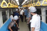 Sejumlah wartawan melihat interior kereta Light Rail Transit (LRT) saat melakukan kunjugan di PT Inka Madiun, Jawa Timur, Selasa (2/10). Sejumlah wartawan dari berbagai Media dari Palembang, Sumatera Selatan dan Madiun, Jawa Timur mengikuti ‘Media Visit’ ke PT Inka untuk melihat langsung proses produksi di pabrik kereta api itu. Antara Jatim/Siswowidodo/mas/18.