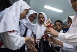 Sejumlah siswa bermain dan belajar saat pagelaran dan workshop Wayang For Student di Bandung, Jawa Barat, Selasa (23/10/2018). Pagelaran dan workshop Wayang For Student ini merupakan salah satu upaya untuk mempertahankan eksistensi wayang sebagai kekayaan budaya nusantara dan mengenalkan wayang sebagai salah satu Budaya Indonesia yang diakui oleh UNESCO. ANTARA JABAR/M Agung Rajasa/agr.
