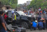 Petugas mengevakuasi mobil yang tertabrak kereta api (KA) di perlintasan KA Jalan Pagesangan, Surabaya, Jawa Timur, Minggu (21/10/2018). Mobil Pajero dengan nomor polisi W 1165 YV itu tertabrak KA Sri Tanjung saat melintasi perlintasan KA Jalan Pagesangan dan mengakibatkan tiga orang satu keluarga berinisial G S P (54), I W (45) dan seorang anak kecil tewas dalam mobil itu. Antara Jatim/Didik Suhartono/ZK