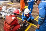 Awak kapal Pertamina mengamati serpihan pesawat Lion Air bernomor penerbangan JT-610 rute Jakarta-Pangkalpinang yang jatuh di laut utara Karawang, Jawa Barat, Senin (29/10/2018). ANTARA JABAR/HO-Pertamina/agr.