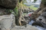 Petugas memeriksa curug di kawasan wisata alam Curug Hepi, Geopark Ciletuh, Kabupaten Sukabumi, Jawa Barat, Sabtu (27/10/2018). Curug Hepi yang menawarkan konsep pemandangan panorama keindahan alam geopark tersebut resmi akan dibuka pada 10 November 2018. ANTARA JABAR/Nurul Ramadhan/agr.