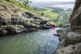 Petugas memeriksa curug di kawasan wisata alam Curug Hepi, Geopark Ciletuh, Kabupaten Sukabumi, Jawa Barat, Sabtu (27/10/2018). Curug Hepi yang menawarkan konsep pemandangan panorama keindahan alam geopark tersebut resmi akan dibuka pada 10 November 2018. ANTARA JABAR/Nurul Ramadhan/agr.