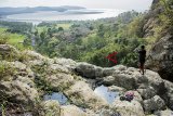 Petugas memeriksa curug di kawasan wisata alam Curug Hepi, Geopark Ciletuh, Kabupaten Sukabumi, Jawa Barat, Sabtu (27/10/2018). Curug Hepi yang menawarkan konsep pemandangan panorama keindahan alam geopark tersebut resmi akan dibuka pada 10 November 2018. ANTARA JABAR/Nurul Ramadhan/agr.