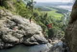 Petugas memeriksa curug di kawasan wisata alam Curug Hepi, Geopark Ciletuh, Kabupaten Sukabumi, Jawa Barat, Sabtu (27/10/2018). Curug Hepi yang menawarkan konsep pemandangan panorama keindahan alam geopark tersebut resmi akan dibuka pada 10 November 2018. ANTARA JABAR/Nurul Ramadhan/agr.