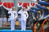 Kepala Staf Angkatan Laut (Kasal) Laksamana TNI Siwi Sukma Adji (kiri) berdampingan dengan Laksamana TNI (Purn) Ade Supandi (kedua kiri) memberi hormat pada defile pasukan ketika Upacara Wisuda Purnawira Perwira Tinggi TNI AL di Akademi Angkatan Laut (AAL) Surabaya, Jawa Timur, Rabu (10/10). Sebanyak 78 orang Perwira Tinggi TNI AL menjadi wisudawan purnawira, yang merupakan tradisi bagi Perwira Tinggi TNI AL yang telah memasuki masa purna bakti. Antara Jatim/M Risyal Hidayat/mas/18.