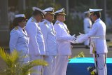 Kepala Staf Angkatan Laut (Kasal) Laksamana TNI Siwi Sukma Adji (kanan) memberikan tanda purna pada Laksamana TNI (Purn) Ade Supandi (kedua kanan) ketika Upacara Wisuda Purnawira Perwira Tinggi TNI AL di Akademi Angkatan Laut (AAL) Surabaya, Jawa Timur, Rabu (10/10). Sebanyak 78 orang Perwira Tinggi TNI AL menjadi wisudawan purnawira, yang merupakan tradisi bagi Perwira Tinggi TNI AL yang telah memasuki masa purna bakti. Antara Jatim/M Risyal Hidayat/mas/18.