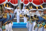 Kepala Staf Angkatan Laut (Kasal) Laksamana TNI Siwi Sukma Adji (kiri) berdampingan dengan Laksamana TNI (Purn) Ade Supandi (kedua kiri) memberi hormat pada defile pasukan ketika Upacara Wisuda Purnawira Perwira Tinggi TNI AL di Akademi Angkatan Laut (AAL) Surabaya, Jawa Timur, Rabu (10/10). Sebanyak 78 orang Perwira Tinggi TNI AL menjadi wisudawan purnawira, yang merupakan tradisi bagi Perwira Tinggi TNI AL yang telah memasuki masa purna bakti. Antara Jatim/M Risyal Hidayat/mas/18.