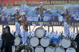 Sejumlah Taruna Taruni Akademi Angkatan Laut (AAL) melakukan formasi hormat ketika Upacara Wisuda Purnawira Perwira Tinggi TNI AL di Akademi Angkatan Laut (AAL) Surabaya, Jawa Timur, Rabu (10/10). Sebanyak 78 orang Perwira Tinggi TNI AL menjadi wisudawan purnawira, yang merupakan tradisi bagi Perwira Tinggi TNI AL yang telah memasuki masa purna bakti. Antara Jatim/M Risyal Hidayat/mas/18.