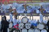 Sejumlah Taruna Taruni Akademi Angkatan Laut (AAL) melakukan formasi hormat ketika Upacara Wisuda Purnawira Perwira Tinggi TNI AL di Akademi Angkatan Laut (AAL) Surabaya, Jawa Timur, Rabu (10/10). Sebanyak 78 perwira tinggi menjadi wisudawan purnawira yang merupakan tradisi ketika Perwira Tinggi TNI AL telah memasuki masa purnabakti. ANTARA FOTO/M Risyal Hidayat/wdy/2018