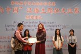 Konjen Tiongkok di Surabaya Gu Jingqi (kiri) menyerahkan penghargaan kepada para pelajar pemenang lomba 'Pengetahuan Budaya Tiongkok ke-4' di Surabaya, Jawa Timur, Selasa (30/10). Kegiatan tersebut bertujuan mempererat hubungan kerja sama antara Indonesia dan rakyat Tiongkok. Antara Jatim/Zabur Karuru