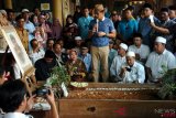     Cawapres nomor urut 2 Sandiaga Uno (tengah) ziarah ke makam Ki Enthus Susmono di Desa Bengle, Kabupaten Tegal, Jawa Tengah, Kamis (25/10/2018). Sandiaga Uno berkeliling Tegal dan Brebes dalam rangka berkampanye untuk pemenangan calon Presiden dan Wakil Presiden nomor urut 2 Prabowo-Sandi. ANTARA FOTO/Oky Lukmansyah/hp.