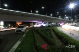 Suasana arus lalu lintas di bawah jembatan layang (flyover) Simpang Surabaya di Banda Aceh, Aceh, Selasa (22/10). Selama periode 2015-2017 Kementerian PUPR telah membangun 40 underpass/flyover dengan total panjang 11.325 meter dan pada 2018 dibangun 18 buah underpass/flyover dengan total panjang 2.691 meter di beberapa daerah di Indonesia. (Antara Aceh/Irwansyah Putra/18)
