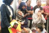 Keluarga menunggu kedatangan pesawat Lion Air dengan nomor penerbangan JT 610 rute Jakarta menuju Pangkal Pinang di bandara Depati Amir, Pangkal Pinang, Bangka Belitung, Senin (29/10/2018). Kepala Kantor SAR Pangkal Pinang Danang Pandu membenarkan hilangnya kontak dengan pesawat Lion Air tersebut. (ANTARA FOTO/Elza Elvia/pras)
