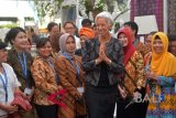 Direktur Pelaksana IMF Christine Lagarde (ketiga kanan) memberi salam kepada petugas pameran kerajinan Indonesia di sela Pertemuan Tahunan IMF - World Bank Group 2018 di Bali Nusa Dua Convention Center, Nusa Dua, Bali, Minggu (14/10). Pertemuan tahunan yang telah berlangsung dengan lancar 8 - 14 Oktober tersebut ke depannya ditargetkan dapat memberi pengaruh positif bagi Indonesia. ANTARA FOTO/ICom/AM IMF-WBG//Nyoman Budhiana/wdy/2018.