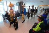 Fashion Show Batik Di Bandara 