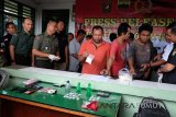 Medan (Antara News - Sumut) - Kapendam I/Bukit Barisan Kolonel Inf Roy Hansen J Sinaga (kedua kiri) didampingi Wadir Reserse Narkoba Polda Sumut AKBP Frenky Yusandy (ketiga kiri) meminta keterangan kepada para tersangka kepemilikan narkoba, saat gelar kasus di media center Kodam I/BB, di Medan, Sumatera Utara, Kamis (18/10/2018). Tim khusus Deninteldam I/BB berhasil menangkap 11 orang tersangka warga sipil yang melakukan pesta narkoba dirumah kosong komplek TNI Abdul Hamid, dengan barang bukti 113 gram sabu-sabu dan 0,92 gram ganja kering. Irsan