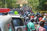 Kondisi macet dirasakan jika akan melewati wilayah perbukitan Kebun Kopi Tiboli, bagi para pengendara yang akan ke luar Palu, jika bertepatan dengan proses pembersihan longsoran (Foto ; Susanti Sako)