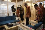 Presiden Joko Widodo (tengah) didampingi Gubernur Banten Wahidin Halim (kanan) meninjau rumah tahan gempa disela-sela pembukaan Trade Expo Indonesia ke-33 di Tangerang, Banten, Rabu (24/10/2018). Trade Expo Indonesia ke-33 menargetkan transaksi senilai Rp20 triliun dengan menampilkan sebanyak 300 produk dan jasa diantaranya kuliner nusantara, kerajinan, furniture, produk industri kreatif, industri strategis, makanan dan minuman. ANTARA FOTO/Puspa Perwitasari/wsj.