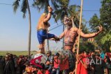 Warga mengarak patung berbentuk tokoh pewayangan dan Memedi Raksasa saat Festival Memedi di desa Gadingan, Sliyeg, Indramayu, Jawa Barat, Rabu (24/10). Festival Memedi tersebut digelar dalam rangka tradisi Ngunjung Buyut Gading yang merupakan tradisi masyarakat setempat untuk mengunjungi makam leluhur usai masa panen. ANTARA FOTO/Dedhez Anggara/wdy/2018.