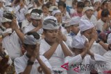 Sejumlah pelajar bersembahyang bersama saat perayaan Hari Saraswati atau hari turunnya ilmu pengetahuan di SD Negeri 1 Sumerta, Denpasar, Bali, Sabtu (13/10/2018). Hari Raya Saraswati diperingati untuk mensyukuri sekaligus memohon agar ilmu pengetahuan yang ada dapat bermanfaat bagi kesejahteraan umat manusia. ANTARA FOTO/Fikri Yusuf/wdy/2018